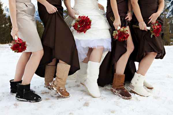 Как одеться на свадьбу зимой? Подбираем одежду под это время церемонии 