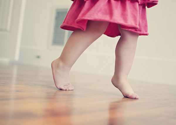 Почему ребенок ходит на носочках (на цыпочках)? 