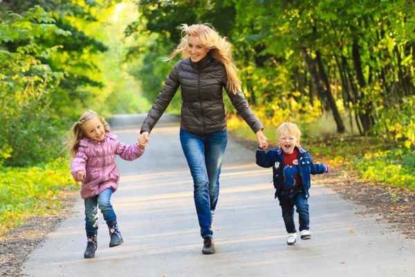 Прогулки с ребёнком: чем полезны, когда остаться дома, советы 