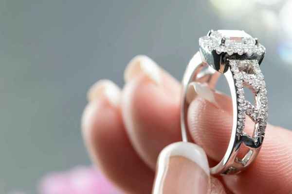 Выбор бриллиантового кольца 