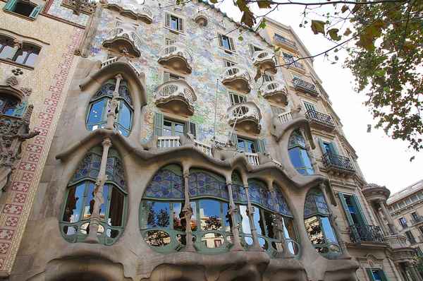 Архитектурные шедевры Антонио Гауди в Барселоне: список, описание, фото